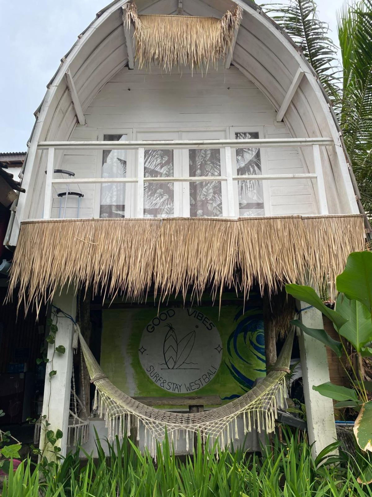 Medewi Good Vibes Stay&Surf Jembrana  Phòng bức ảnh